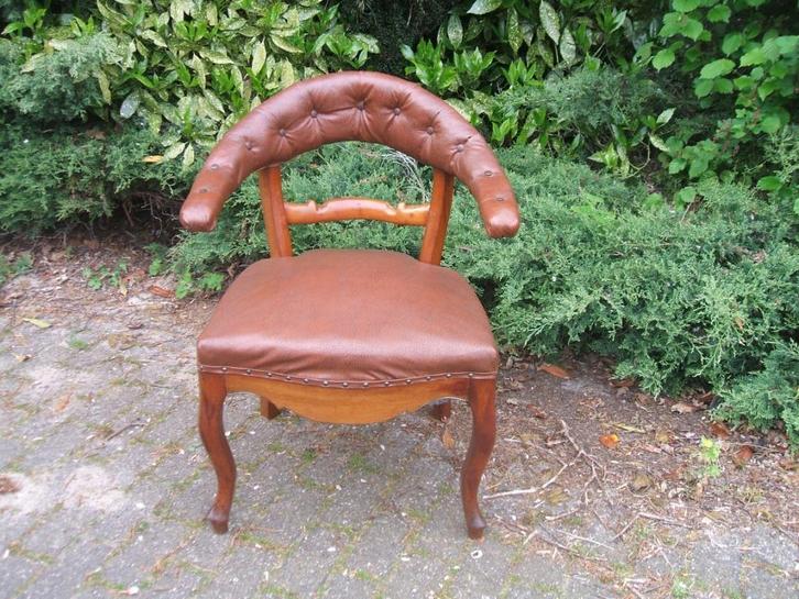 Biedermeier gebogen mahonie bureaustoel, bruin kunstleder., Antiek en Kunst, Antiek | Meubels | Stoelen en Banken, Ophalen