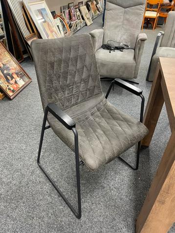 Stoelen beschikbaar voor biedingen