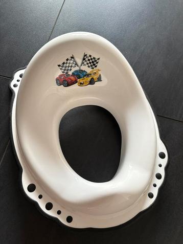Toiletverkleiner met autoplaatjes. beschikbaar voor biedingen