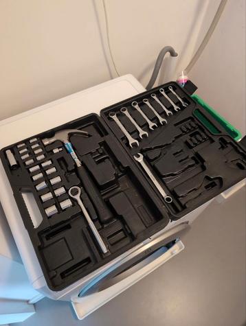 Gereedschapskist met diverse gereedschappen beschikbaar voor biedingen