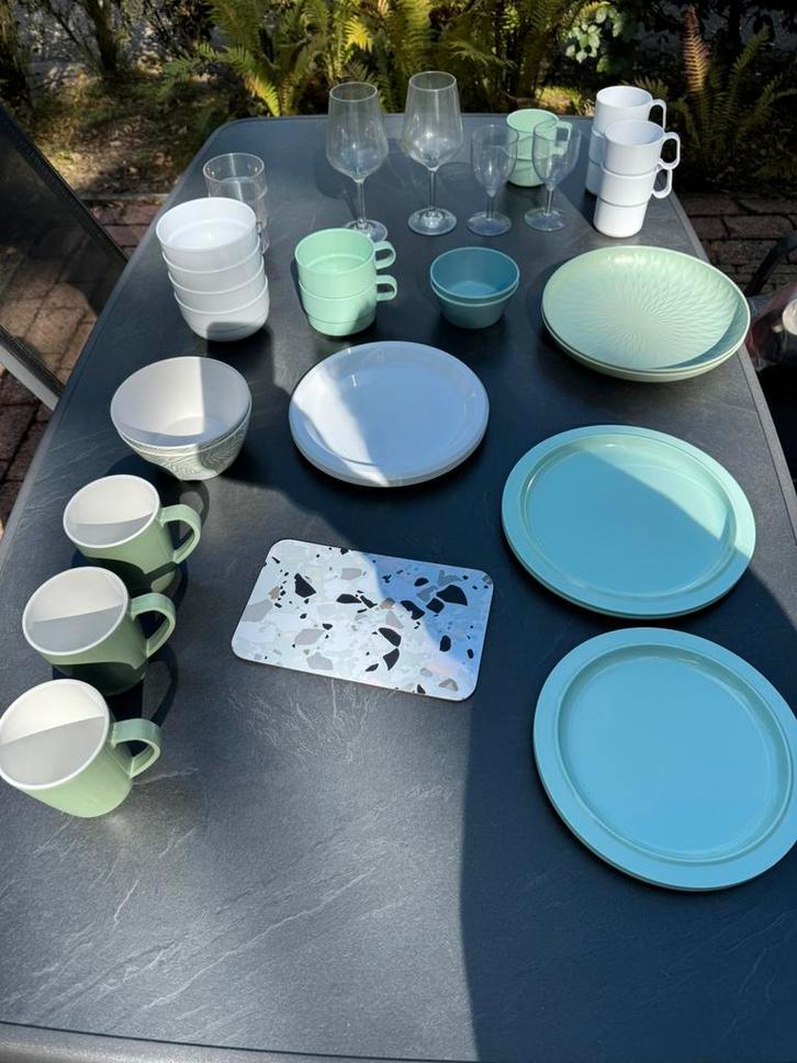 Complete kampeerset servies (borden, mokken, bekers, glazen), Caravans en Kamperen, Kampeeraccessoires, Gebruikt, Ophalen of Verzenden