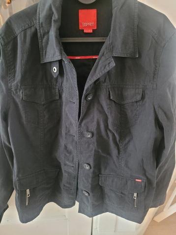 Zwart sportief jasje beschikbaar voor biedingen