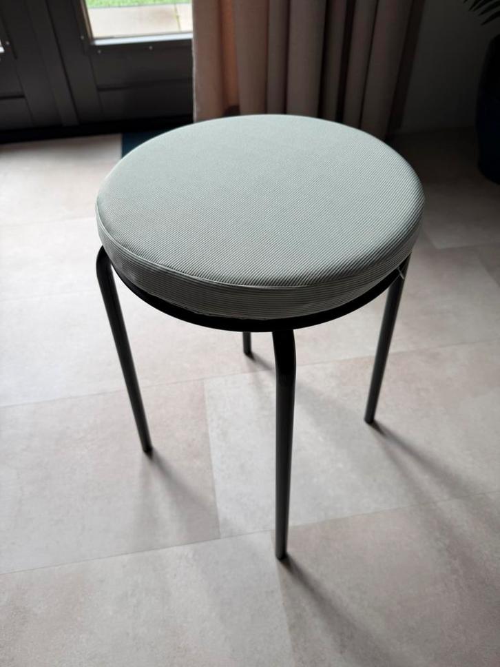 Zwart krukje met gekleurd memoryfoam kussen - nieuw, Huis en Inrichting, Krukjes, Nieuw, Staal, Ophalen