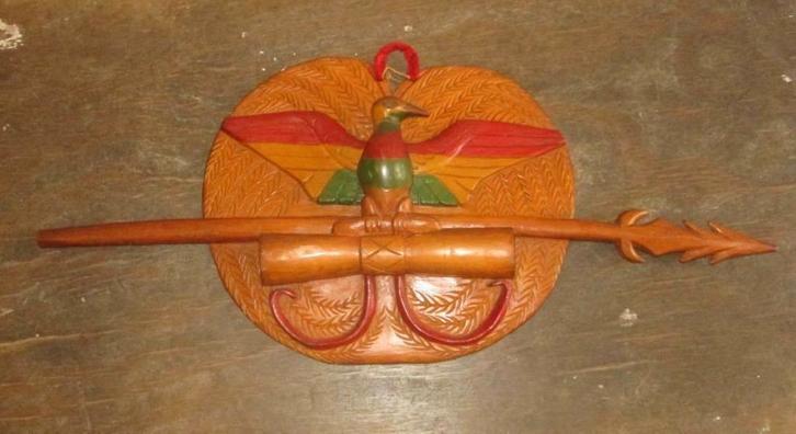 Houtsnijwerk met embleen van Papoea- Nieuw-Guinea ., Antiek en Kunst, Kunst | Niet-Westerse kunst, Ophalen of Verzenden