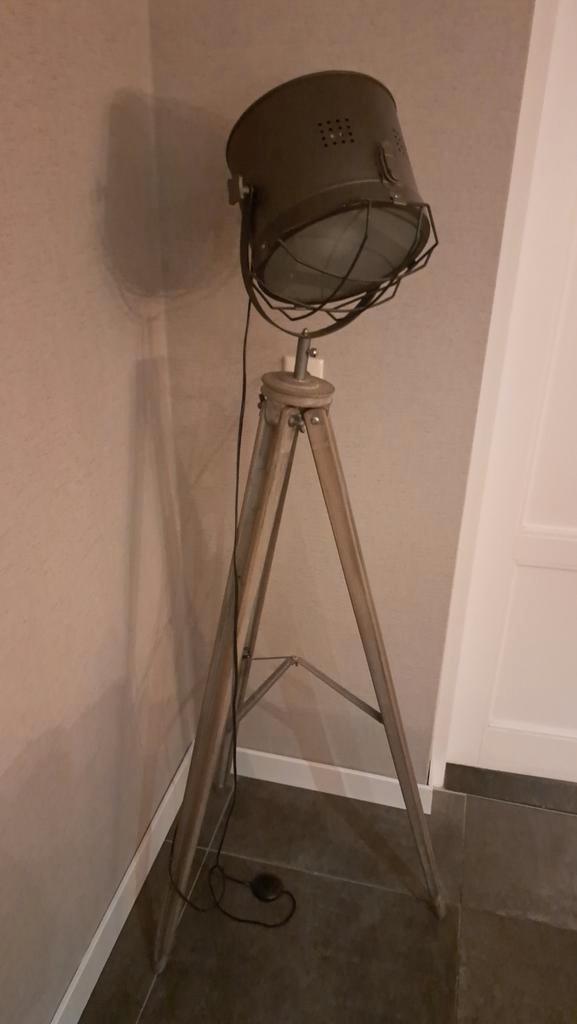 Industriële Vloerlamp (3 poten), Huis en Inrichting, Lampen | Vloerlampen, Gebruikt, 100 tot 150 cm, Hout, Metaal, Ophalen of Verzenden
