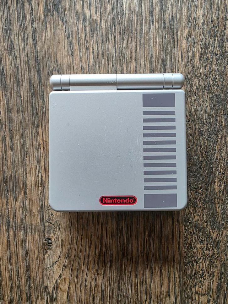 Gameboy Advance SP Retro Edition - Zo Goed Als Nieuw!, Spelcomputers en Games, Spelcomputers | Nintendo Game Boy, Zo goed als nieuw