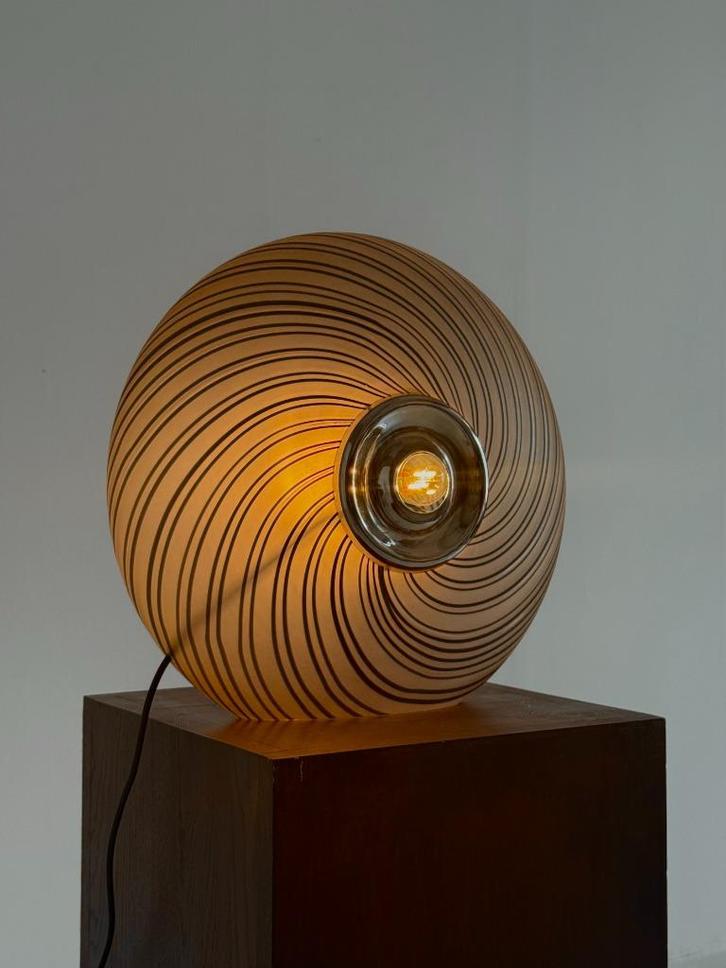 Italiaanse vintage glazen tafellamp in grijstinten met swirl, Huis en Inrichting, Lampen | Tafellampen, Zo goed als nieuw, Minder dan 50 cm