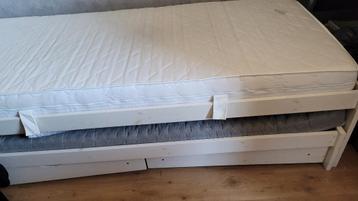 Bed eenpersoons (hout) met lades en logeerbed