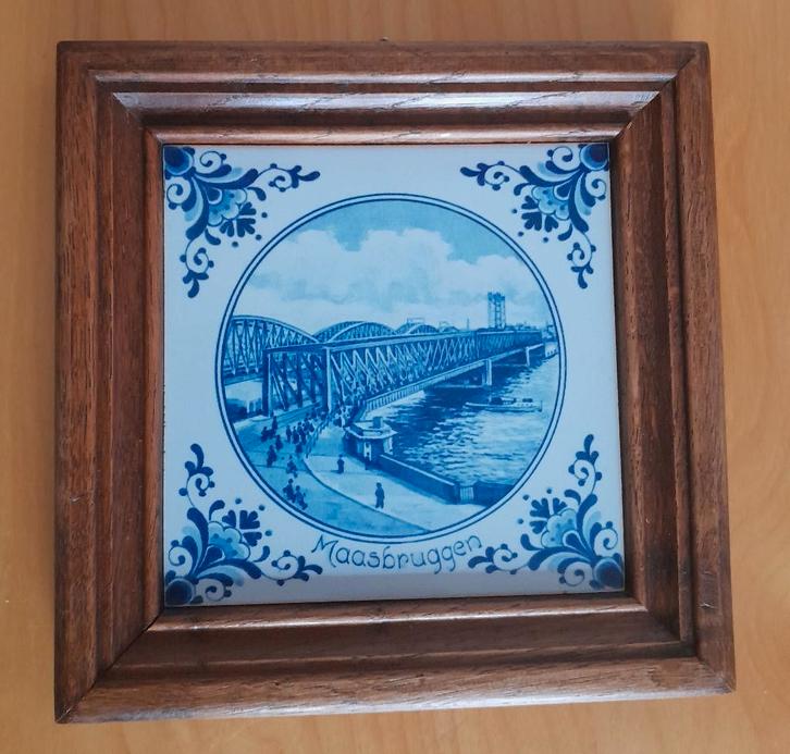Tegel “Maasbruggen” (Rotterdam) in houten lijst, Antiek en Kunst, Antiek | Wandborden en Tegels, Ophalen of Verzenden