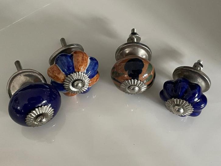 4 oude / brocante / antiek porselein lade / kast knoppen, Antiek en Kunst, Antiek | Meubels | Kasten, Ophalen of Verzenden