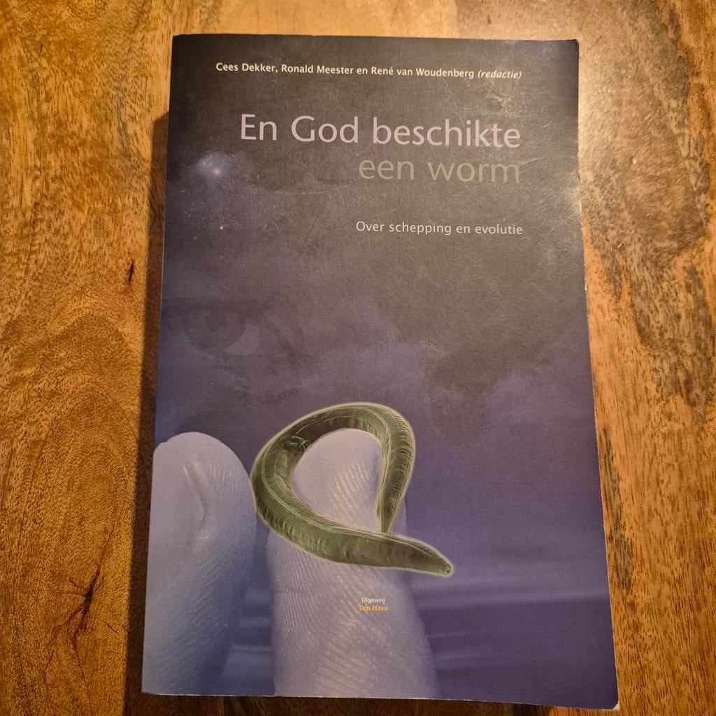 En God beschikte een worm - Over schepping en evolutie, Ophalen of Verzenden, Zo goed als nieuw, Cees Dekker, Ronald Meester, René van Woudenberg