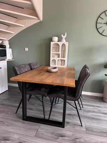 Moderne Eetkamertafel + 4 Stoelen beschikbaar voor biedingen