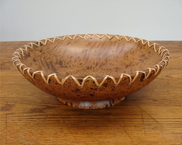 Prachtige en praktische houten schaal. Rand met ratan. 30cm, Huis en Inrichting, Woonaccessoires | Schalen en Manden, Nieuw, Schaal