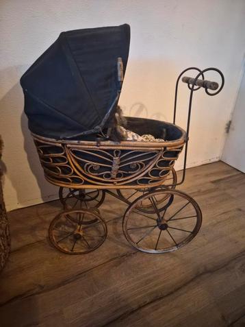 Antieke poppenwagen beschikbaar voor biedingen