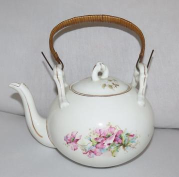 Antieke porseleinen theepot of chocoladeketel, 1850 beschikbaar voor biedingen