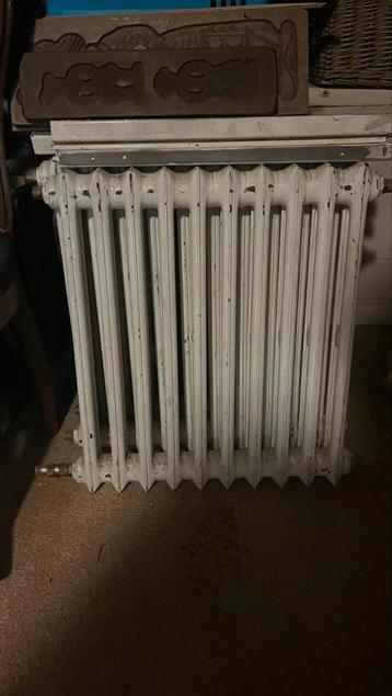 Vintage gietijzeren radiatoren beschikbaar voor biedingen