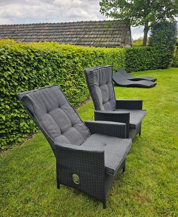 2 verstelbare loungstoelen van Pure. beschikbaar voor biedingen
