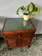 Vintage massief houten jaren 50 kastje met glasplaat, Huis en Inrichting, Kasten | Ladekasten, Gebruikt, Minder dan 100 cm, 25 tot 50 cm