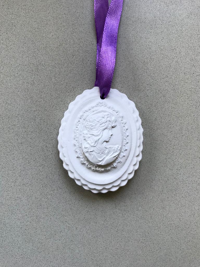 Gipsen hanger/medaillon met reliëf afbeelding, Ophalen, Overige materialen, Overige voorstellingen, Wit