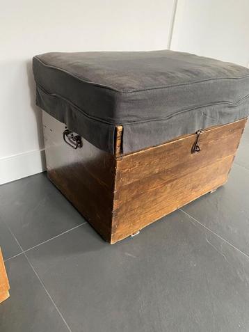 Houten kist met zitkussen beschikbaar voor biedingen