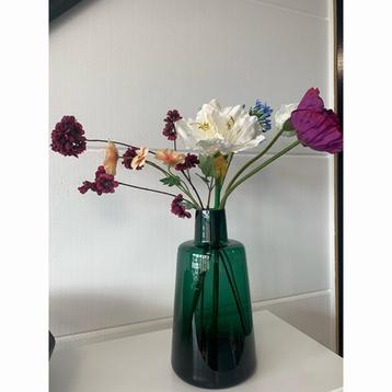Bloemenvaas groen glas beschikbaar voor biedingen