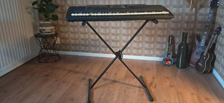 Yamaha Synthesizer, Muziek en Instrumenten, Keyboards, Gebruikt, 61 toetsen, Yamaha, Aanslaggevoelig, Met standaard, Midi-aansluiting