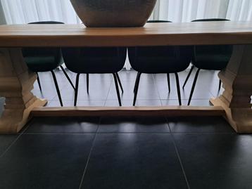 HELE MOOIE EETTAFEL ALS NIEUW beschikbaar voor biedingen