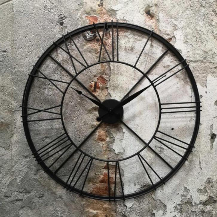 Nieuw Stoer Zwart Metalen Wandklok 57cm x 6cm, Huis en Inrichting, Woonaccessoires | Klokken, Nieuw, Wandklok, Ophalen of Verzenden