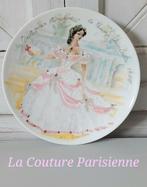 FRANS OUD PORSELEIN SIERBORD "LA COUTURE PARISIENNE"  21 CM., Ophalen of Verzenden, Zo goed als nieuw, Bord(en), Overige stijlen