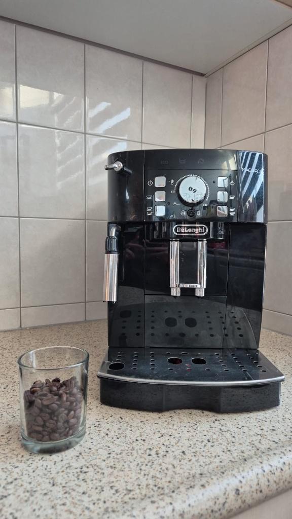 DeLonghi Magnifica S volautomaat – bonen & stoom, werkt goed, Witgoed en Apparatuur, Koffiezetapparaten, Gebruikt, Gemalen koffie