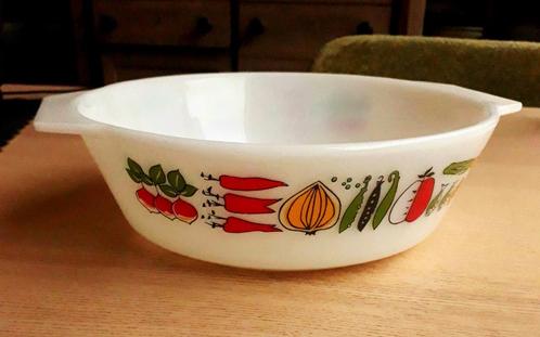 pyrex ovenvaste schaal, decor harvest doorsnede 22,5cm, Huis en Inrichting, Keuken | Servies, Gebruikt, Schaal of Schalen, Overige stijlen