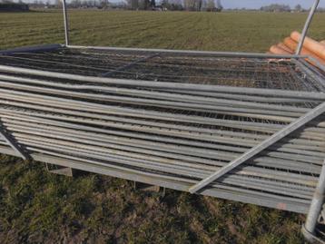 ca 200 bouwhekken en voeten en klemmen lichte en zware mobi beschikbaar voor biedingen