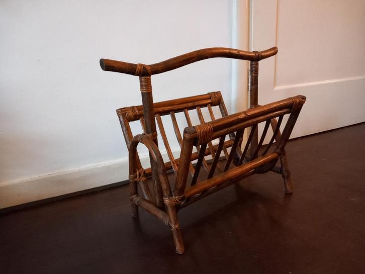 vintage boho bohemian bamboe rotan riet kranten lectuurbak, Antiek en Kunst, Curiosa en Brocante, Ophalen of Verzenden