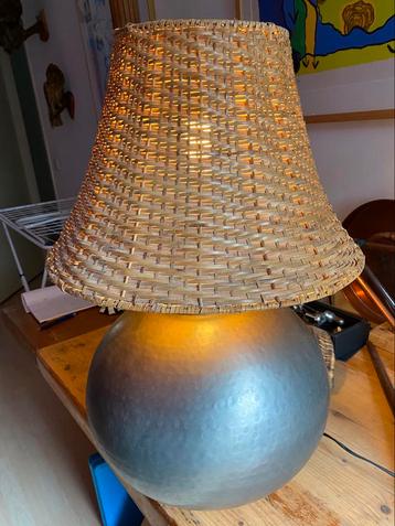 Aluminium lamp met rieten kap beschikbaar voor biedingen