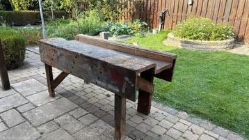 Antieke ambachtelijke werkbank beschikbaar voor biedingen