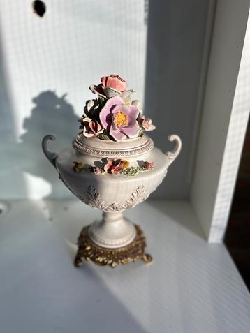 Prachtige handgemaakte Capodimonte vaas Italië (F.B.A.I.) beschikbaar voor biedingen