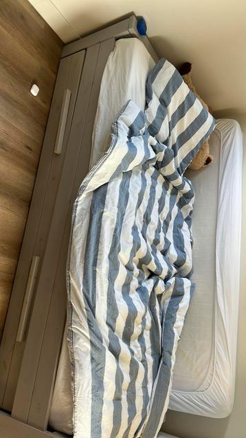 Bed met uitschuifbare lade