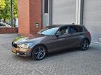 Nette BMW 1-Serie 114i Sport LMV 5Deurs 2013 Bruin, Auto's, BMW, 1-Serie, 65 €/maand, Achterwielaandrijving, Beige