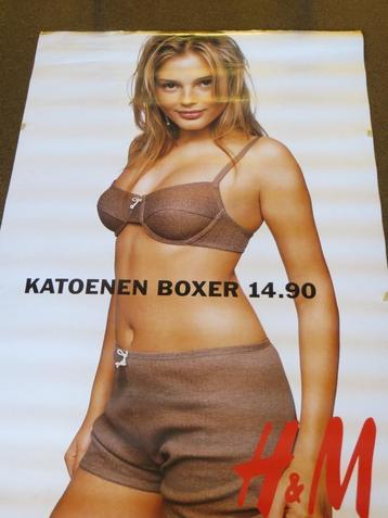 Grote reclameposter van H&M. Jongedame in boxer. 1,74 m hoog beschikbaar voor biedingen
