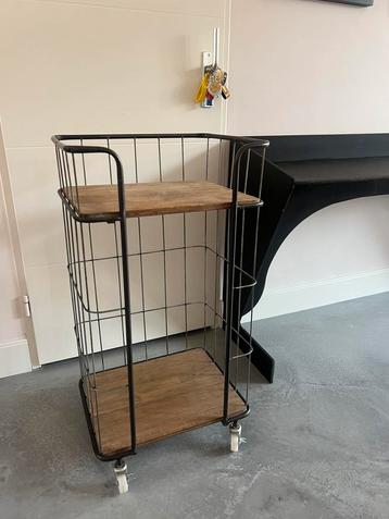 Sidetable met metaal en hout beschikbaar voor biedingen