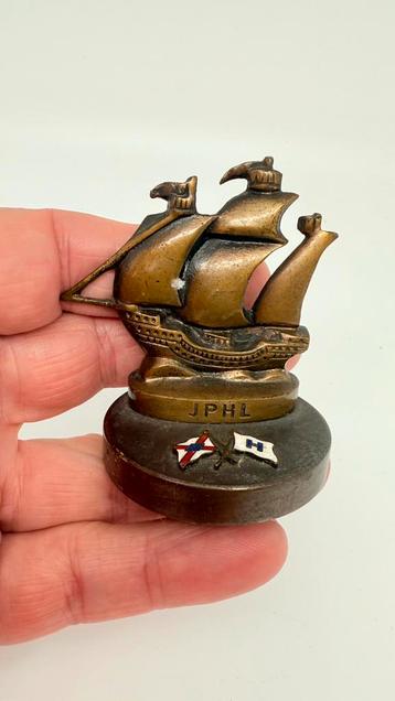 Bronzen paper press van een schip. 1918-1923 beschikbaar voor biedingen