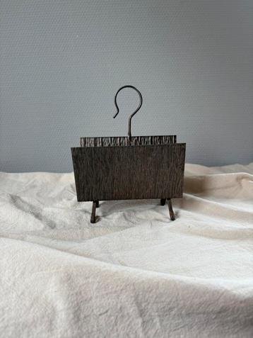 Vintage brutalist metalen bruine houder voor post h18cm beschikbaar voor biedingen