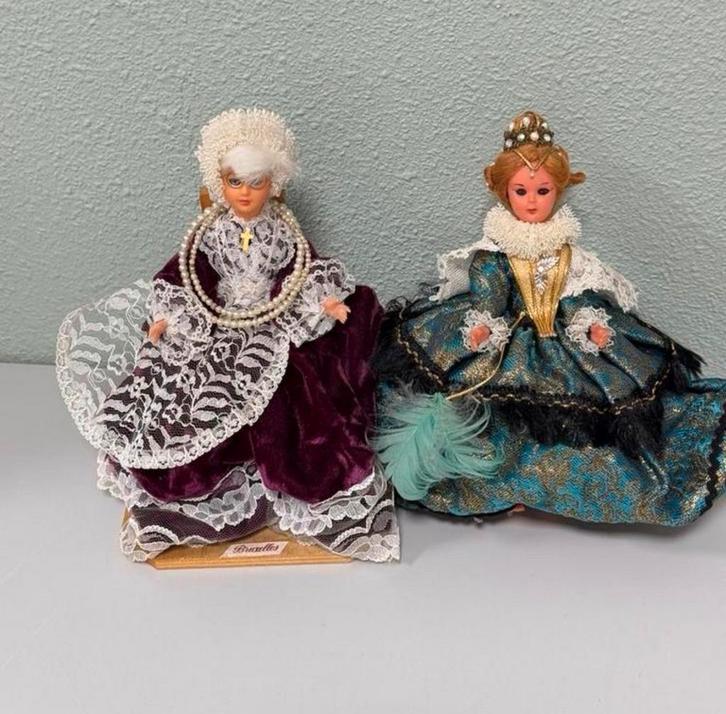 2x Bruxelles Brussel België, pop Poppen met kant jurk stoel, Verzamelen, Poppen, Zo goed als nieuw, Pop, Ophalen of Verzenden