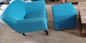 Blauwe stoel met hocker