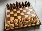 Houten opklapbaar schaakbord met grote houten stukken, Een of twee spelers, Ophalen of Verzenden, Zo goed als nieuw, Reisspel