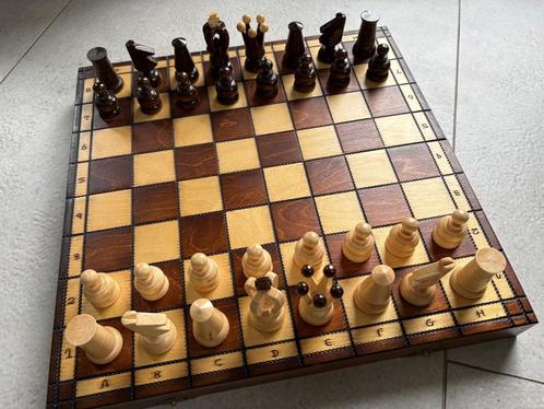 Houten opklapbaar schaakbord met grote houten stukken, Hobby en Vrije tijd, Gezelschapsspellen | Bordspellen, Zo goed als nieuw