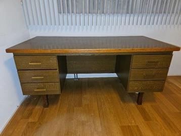 Vintage houten bureau beschikbaar voor biedingen