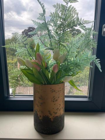 Decoratieve vaas met kunst varen en tulpen beschikbaar voor biedingen