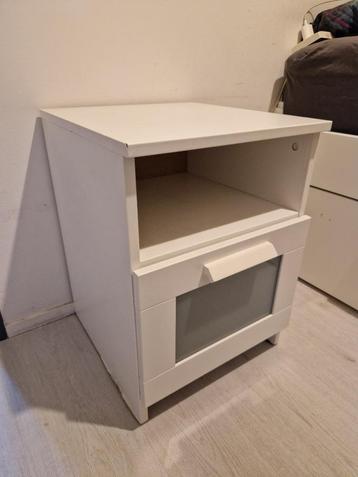 Nachtkastje met lade in zeer nette staat beschikbaar voor biedingen