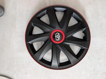 15 inch zwart wieldoppen. Met Toyota logo. Kan eraf beschikbaar voor biedingen